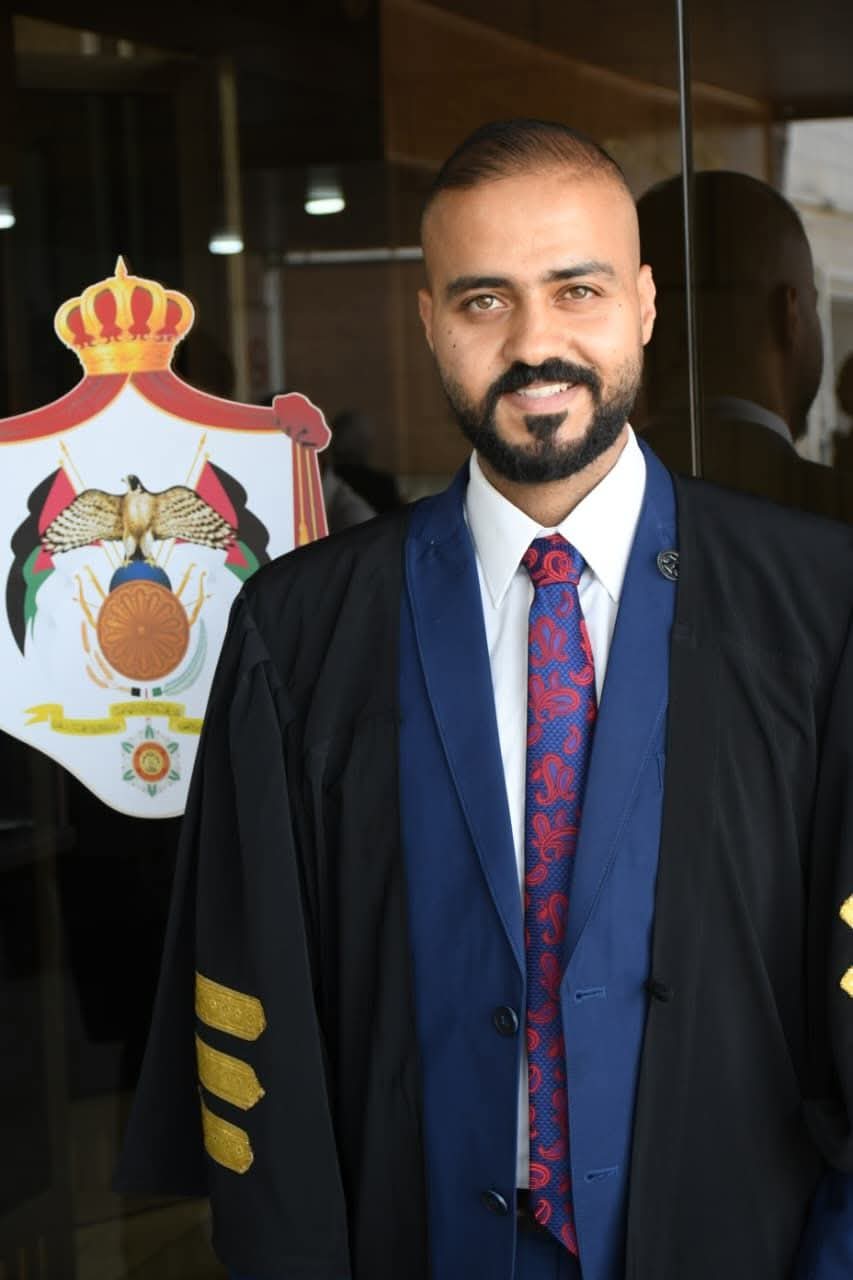 الأستاذ مصعب المحارمة بالرداء الرسمي